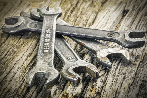 Rusty vintage spanners metálicos sobre mesa de madera —  Fotos de Stock