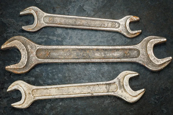 Vintage kovové klíče na rezavý kovový povrch — Stock fotografie