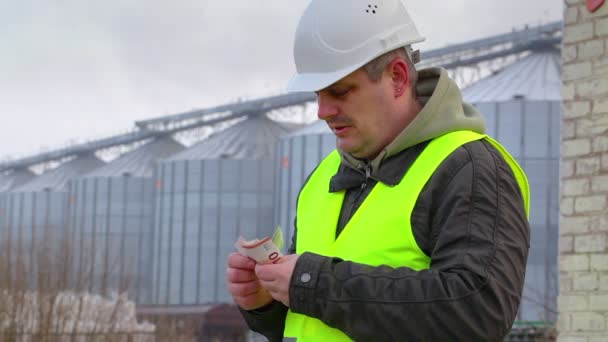 Fabrika işçisi sayım euro banknot yakınındaki — Stok video
