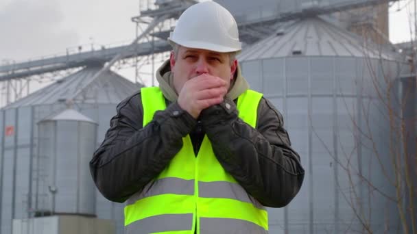 Lavoratore freddo all'aperto vicino alla fabbrica in inverno — Video Stock