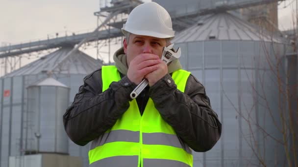 Trabajador frío al aire libre cerca de la fábrica — Vídeos de Stock