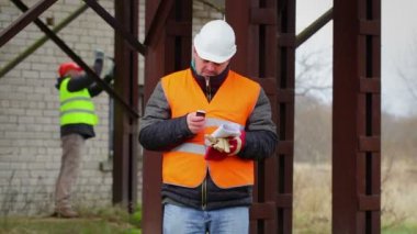 Alt arka plan diğer işçi ile cep telefonu ile