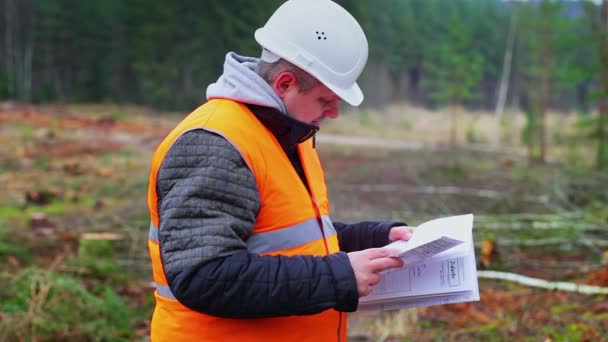 Ingeniero forestal destruyendo documentos sensibles en el bosque — Vídeo de stock