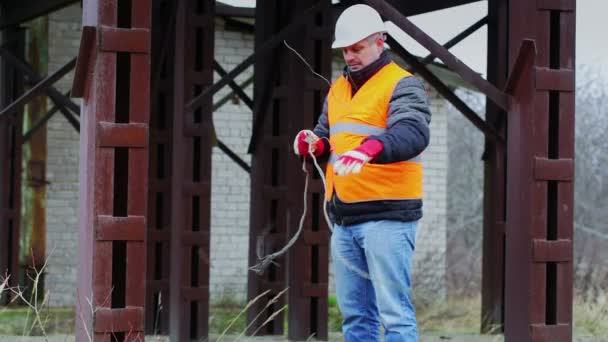 Trabajador con alambre en fábrica — Vídeos de Stock