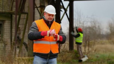 İşçi ile diğer alt arka planda uyarı teyp ile