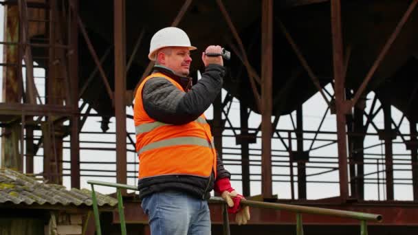 Inspecteur de bâtiment filmé avec caméscope — Video