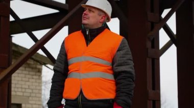Foreman'ın fabrikasında belgelerle