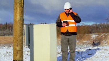 Cep telefonu ile elektrik mühendisi