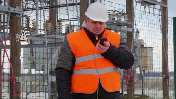 Boos elektrotechnisch ingenieur praten op mobiele telefoon — Stockvideo