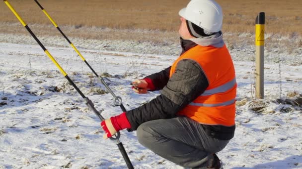 Trabajador eléctrico con llave ajustable — Vídeos de Stock