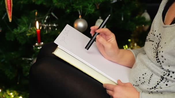 Las mujeres empiezan a escribir cartas a Santa — Vídeos de Stock