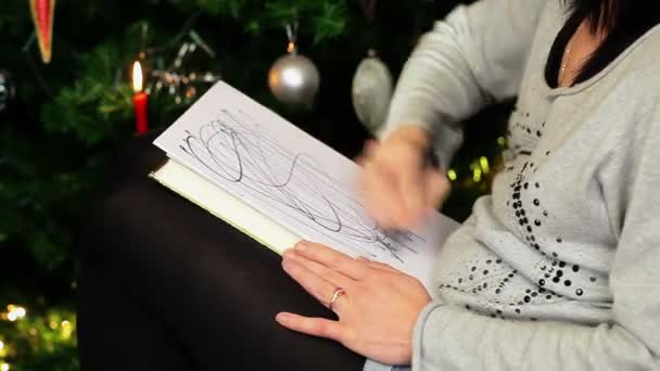 Depresif kadın siyah çizgili kağıt çizgiler — Stok video