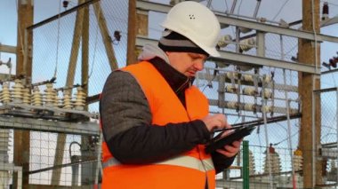 Elektrik mühendisi tablet Pc ile bir resim çekmek
