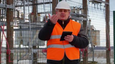 Kızgın elektrik mühendisi