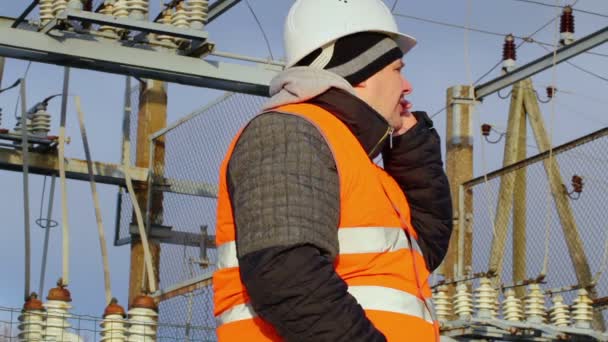Ingeniero eléctrico hablando por teléfono celular — Vídeos de Stock