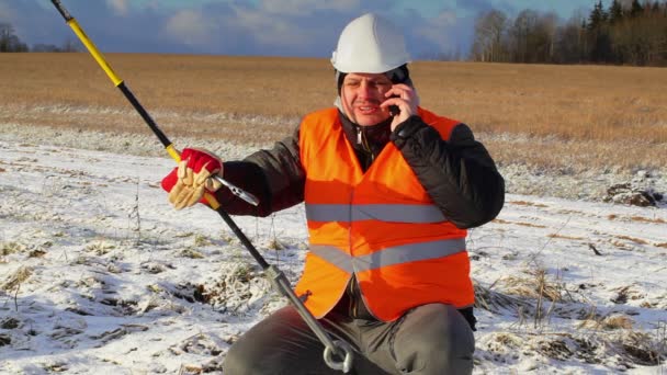 Trabalhador elétrico com telefone celular — Vídeo de Stock