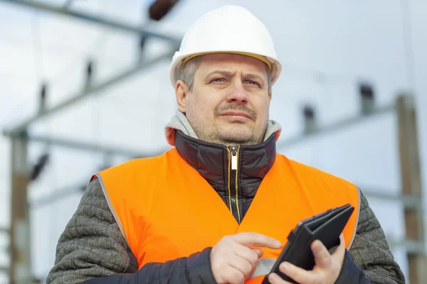 Engenheiro elétrico com tablet PC na subestação elétrica — Fotografia de Stock