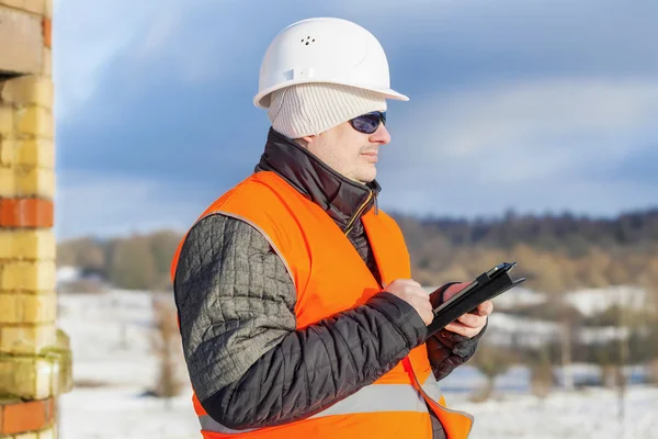 Engineer with tablet PC near building — Stock Photo, Image