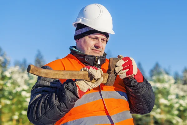 Lumberjack verificar a nitidez do machado — Fotografia de Stock