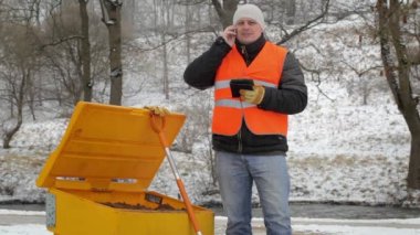 cep telefonuyla konuşurken alt