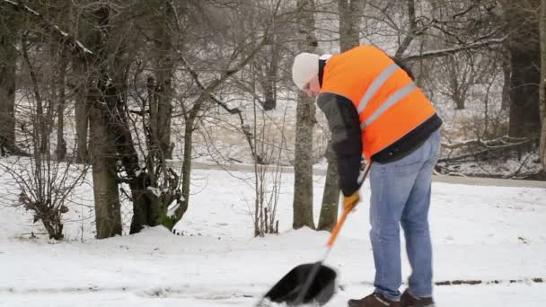 Arbetare med snöskyffel — Stockvideo