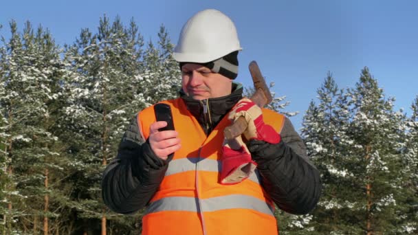 Homme avec téléphone portable — Video