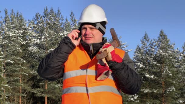 Homme parlant sur téléphone portable — Video