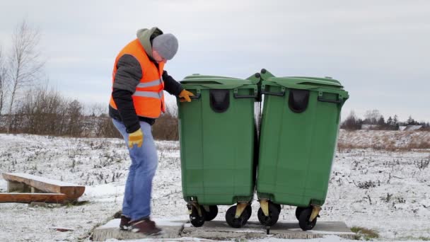 Trabajador cerca de contenedor — Vídeos de Stock