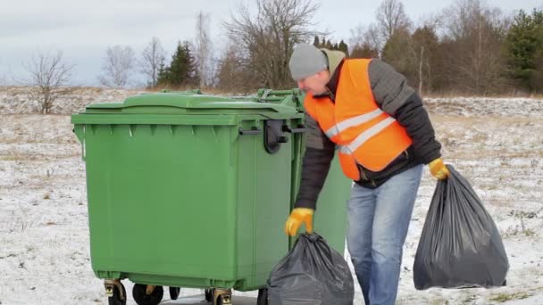 Trabajador con bolsas de basura — Vídeos de Stock