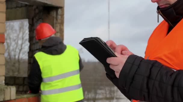 Homme avec comprimé pc — Video