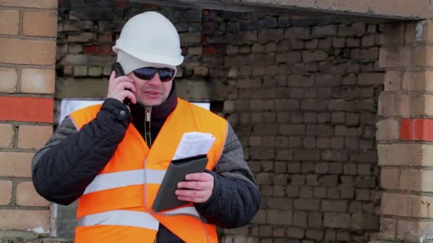 Homme avec téléphone portable — Video