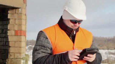 tablet pc ile çalışan mühendis