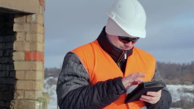 Tablet Pc building yakınındaki adamla