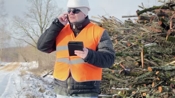 Людина з планшетним ПК — стокове відео