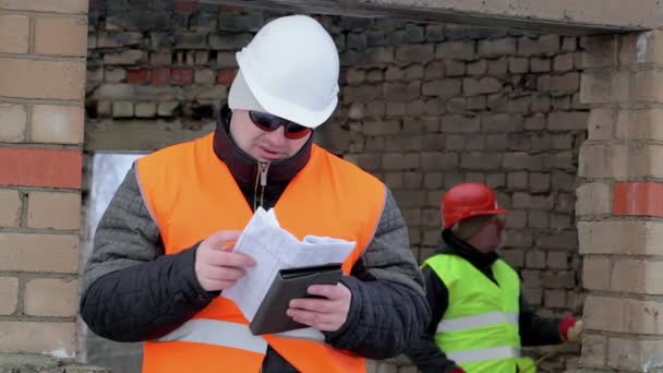 Pracownik z komputera typu tablet — Wideo stockowe