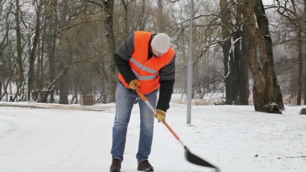 Arbetstagaren arbetar med snöskyffel — Stockvideo