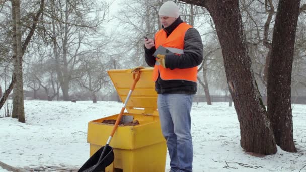 Werknemer met mobiele telefoon — Stockvideo