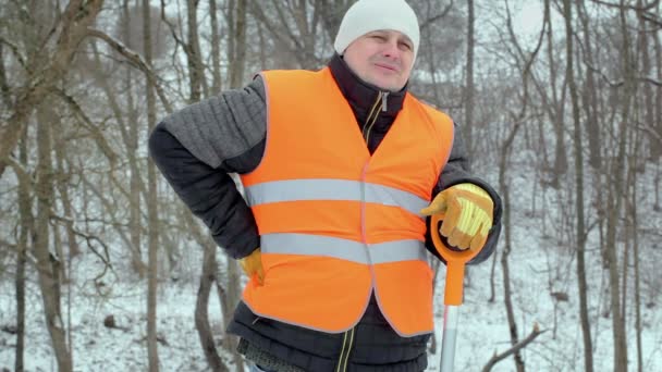 Працівник з болем у спині — стокове відео