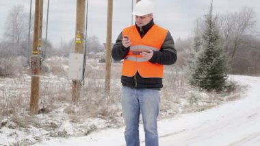 Adam yolda cep telefonu ile