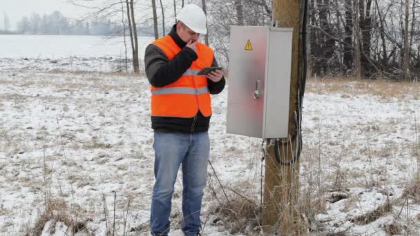 Man aan het werk met tablet Pc — Stockvideo