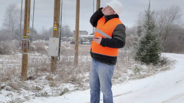 Man praten op de mobiele telefoon — Stockvideo