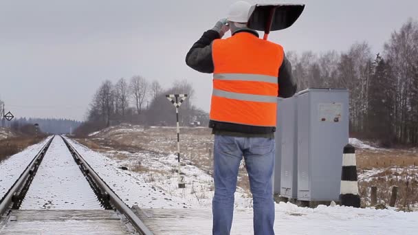 Uomo vicino alla ferrovia — Video Stock