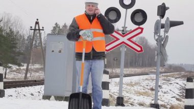 Adamın yanına demiryolu