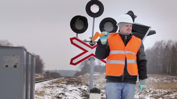 Człowiek w pobliżu kolejowego — Wideo stockowe