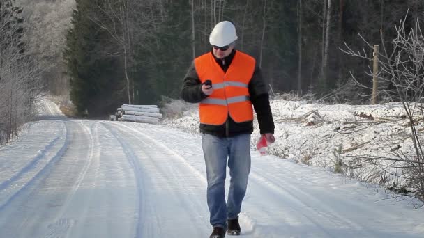 Inspector forestal caminando por la carretera — Vídeos de Stock