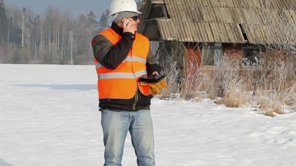 Homme parlant sur le téléphone portable — Video