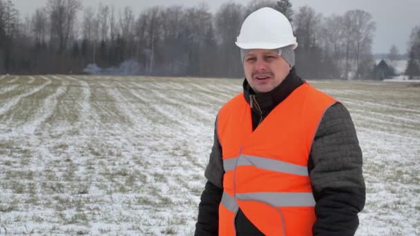 Inspector forestal en el campo — Vídeos de Stock