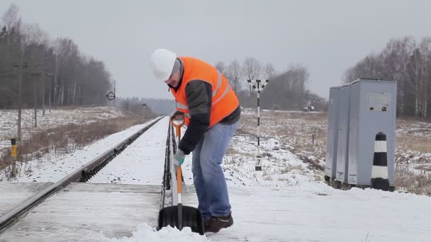 Trabalhador perto da estrada de ferro — Vídeo de Stock