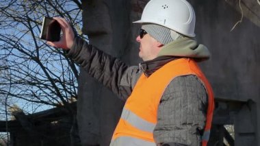 Tablet üzerinde çekim adam