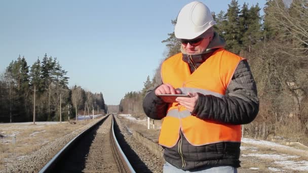 Trabalhador com tablet PC — Vídeo de Stock